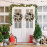 Élégante couronne de Noël contemporaine
