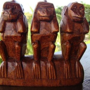 Sculpture des trois singes de la sagesse en bois de suar