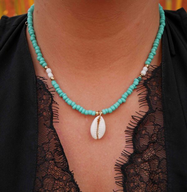 collier en perles turquoises et coquillage cauri naturel