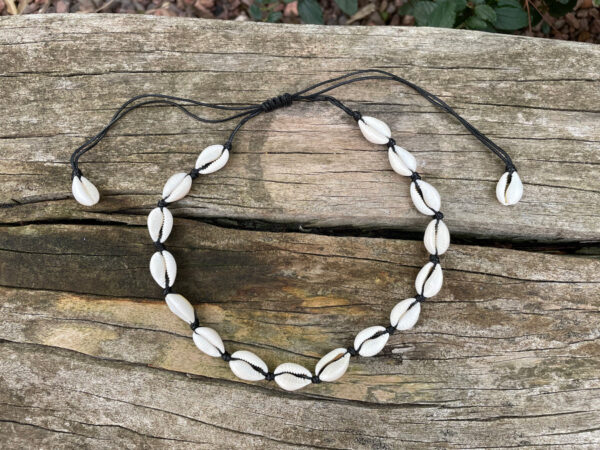 collier noir cauris naturels