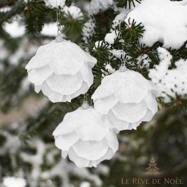 boules de Noël roses blanches
