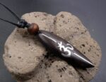 Collier en forme de planche signe om aum Hindou