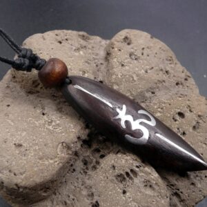 Collier en forme de planche signe om aum Hindou
