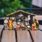 Crèche parisienne festive