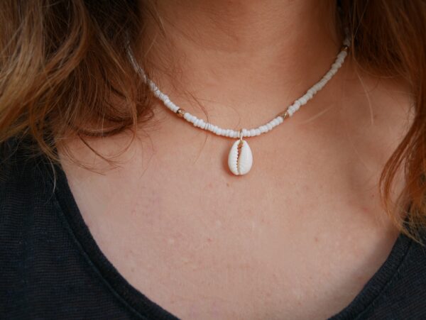 collier en perles blanches et coquillage cauri naturel