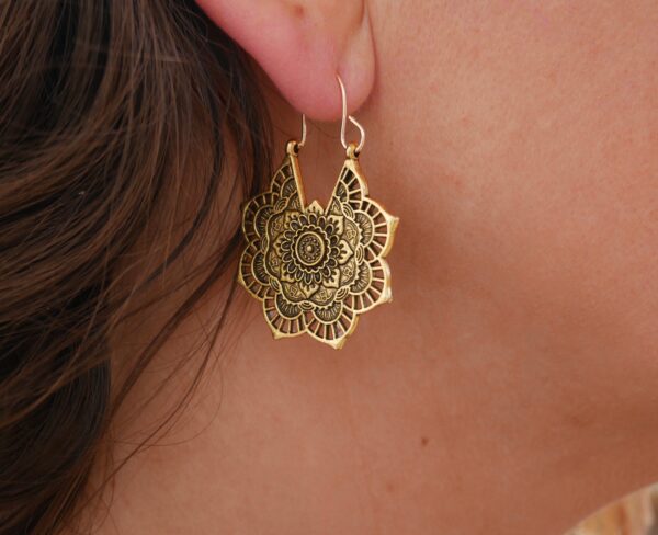 boucles d'oreilles bohèmes en dentelle dorée