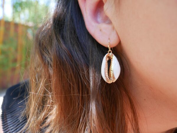 boucles d'oreilles dorées pendantes en coquillages cauris