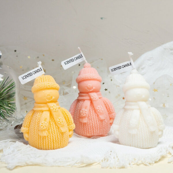Bougie bonhomme de neige sur table