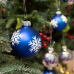 boule de noellumineux en verre bleu