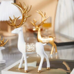 maison illuminée avec cerf noel