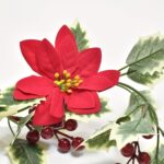 Fleurs artificielles et baies rouges